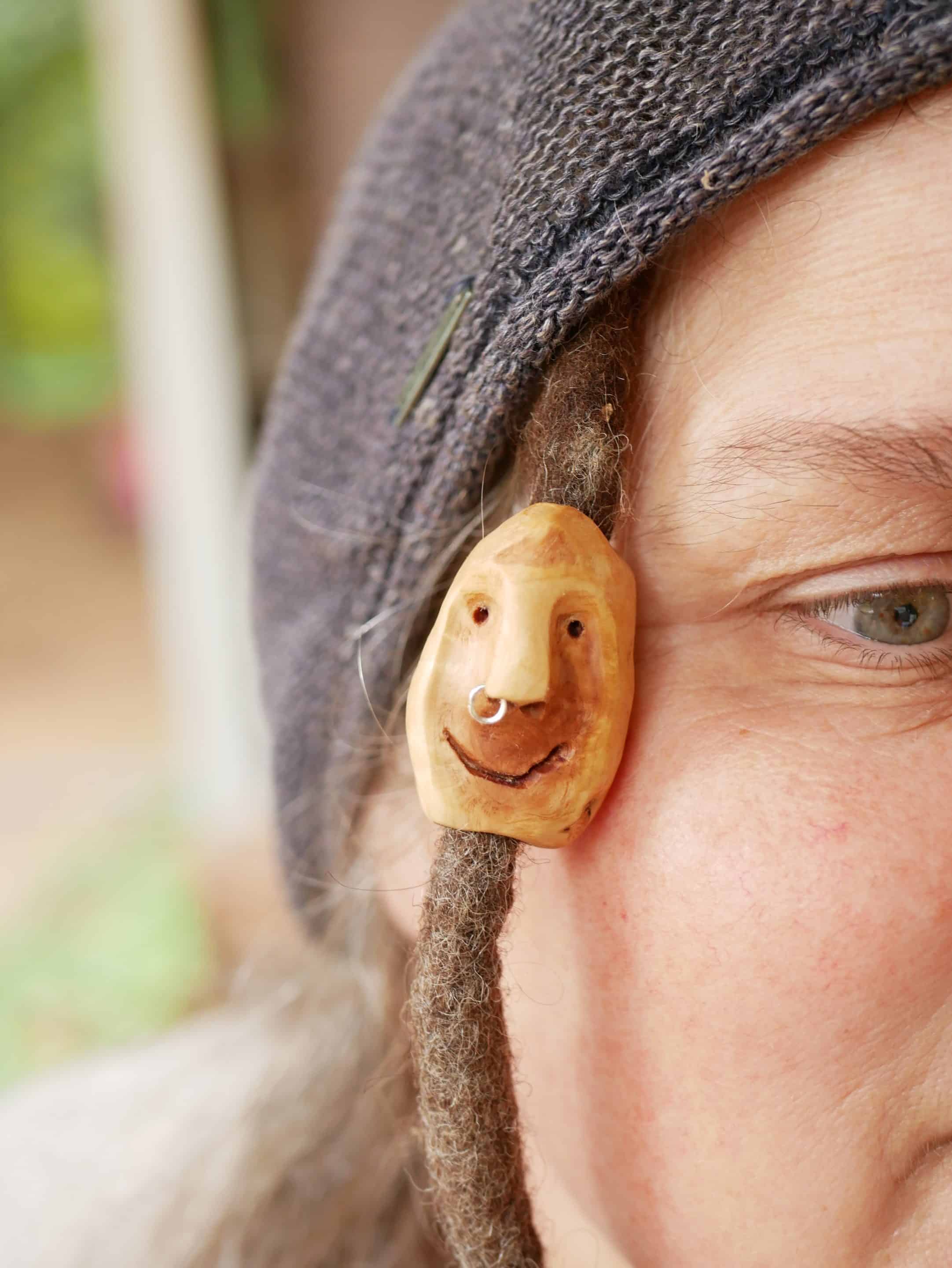 Dreadwichtel aus Baumperle mit Nasenpiercing