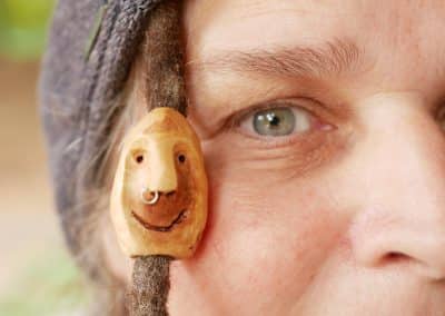 Dreadwichtel aus Baumperle mit Nasenpiercing