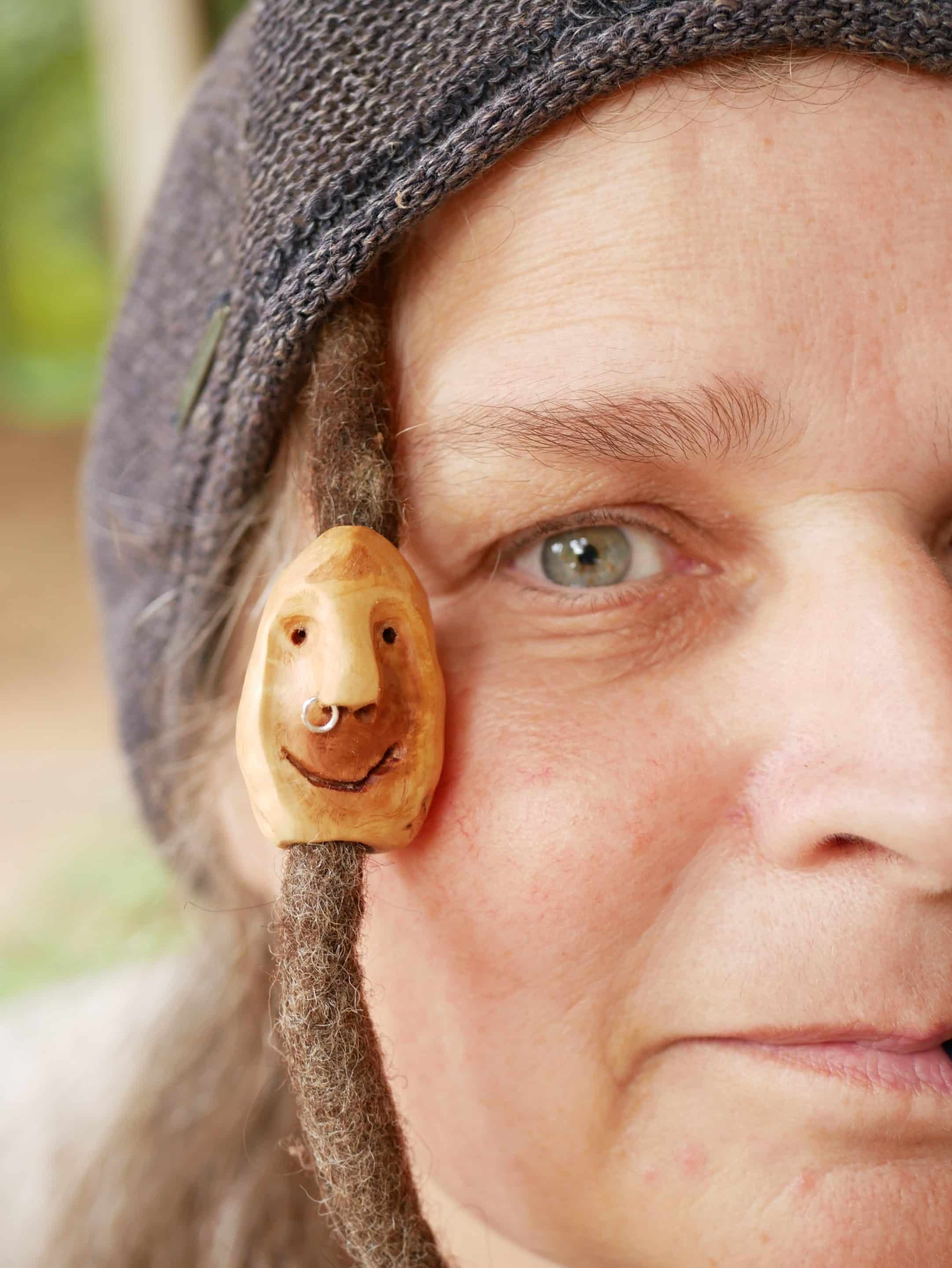 Dreadwichtel aus Baumperle mit Nasenpiercing