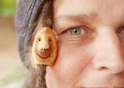 Dreadwichtel aus Baumperle mit Nasenpiercing