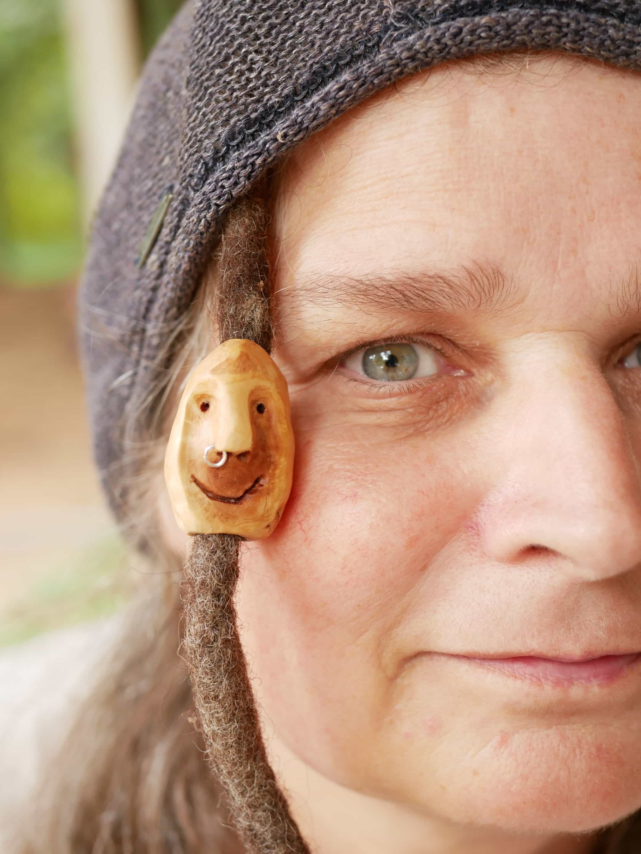 Dreadwichtel aus Baumperle mit Nasenpiercing