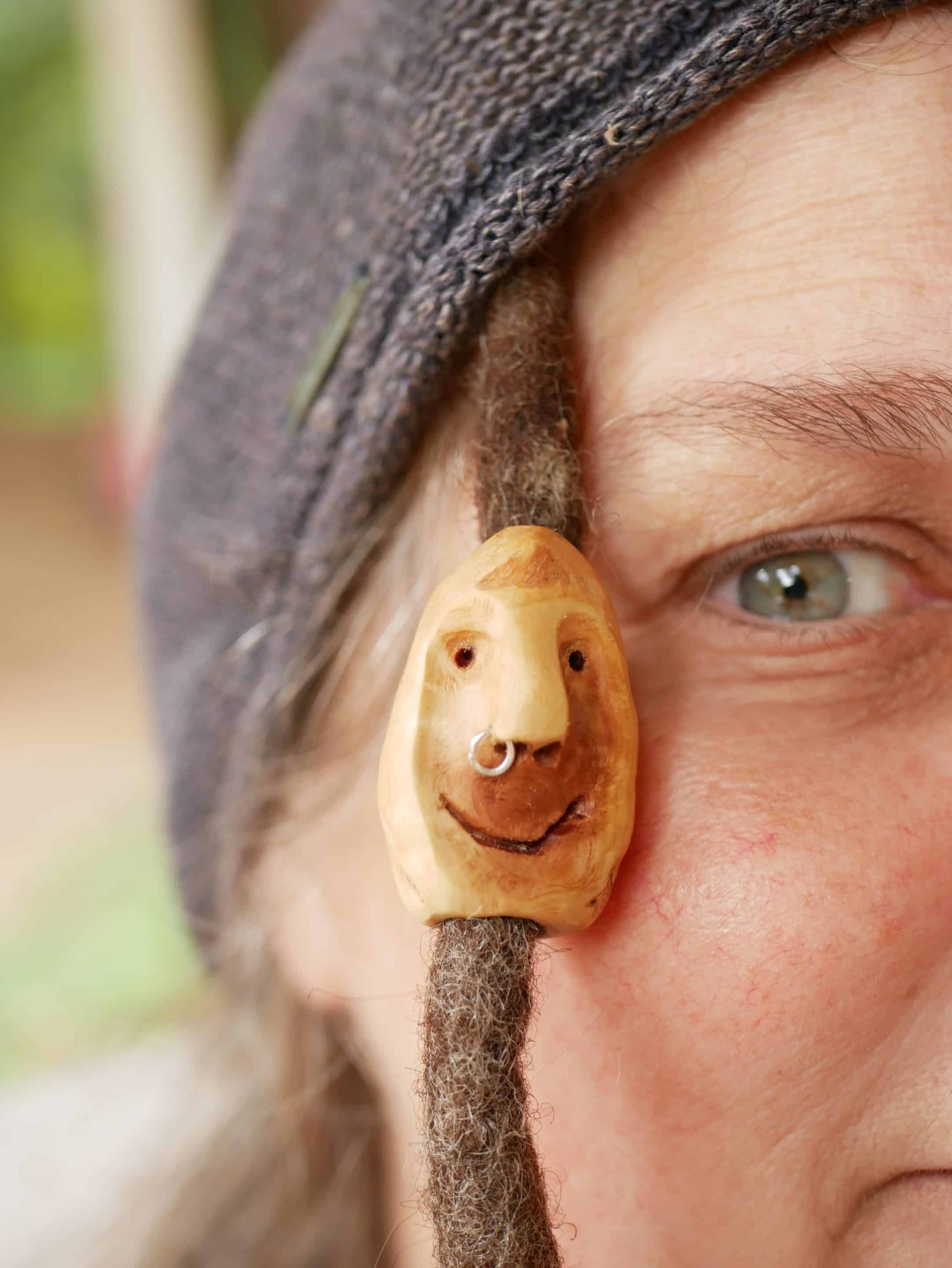 Dreadwichtel aus Baumperle mit Nasenpiercing