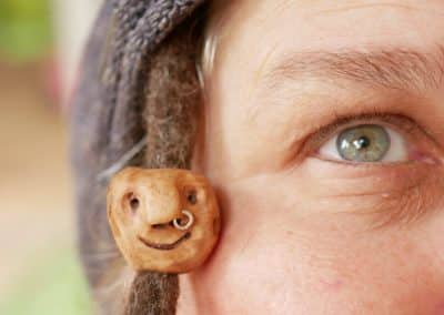 Dreadwichtel aus Baumperle mit Nasenpiercing