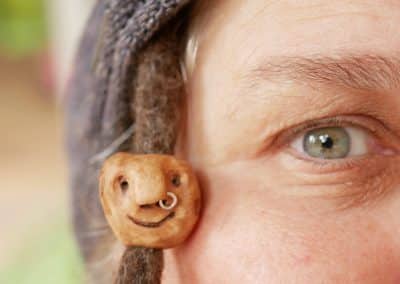 Dreadwichtel aus Baumperle mit Nasenpiercing