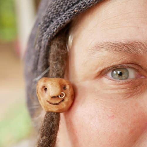 Dreadwichtel aus Baumperle mit Nasenpiercing