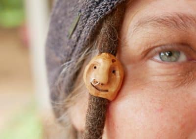 Dreadwichtel aus Baumperle mit Nasenpiercing