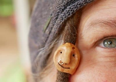 Dreadwichtel aus Baumperle mit Nasenpiercing