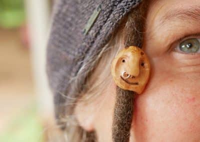 Dreadwichtel aus Baumperle mit Nasenpiercing