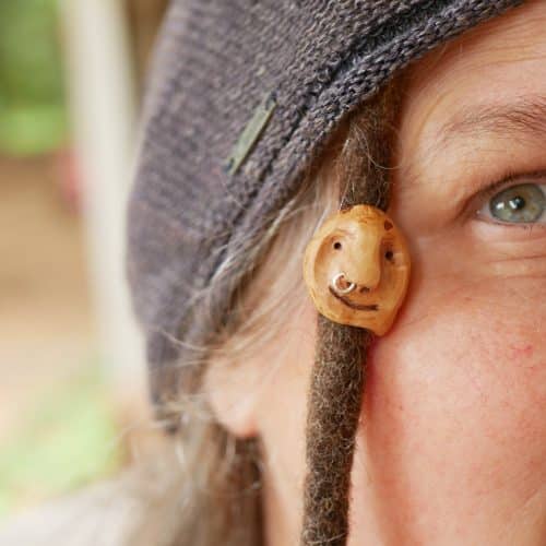 Dreadwichtel aus Baumperle mit Nasenpiercing