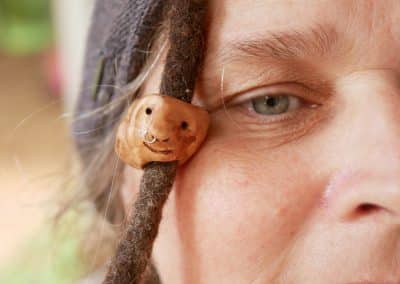 Dreadwichtel aus Baumperle mit Nasenpiercing