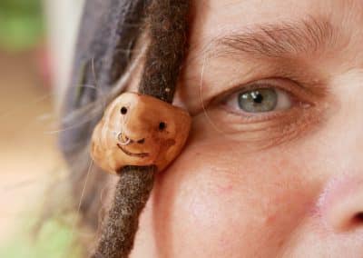 Dreadwichtel aus Baumperle mit Nasenpiercing