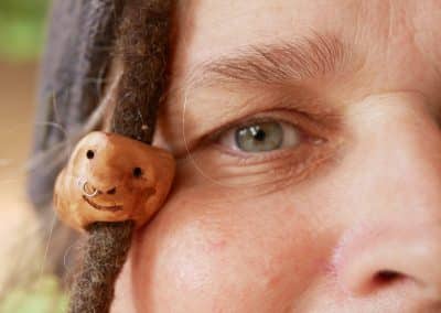Dreadwichtel aus Baumperle mit Nasenpiercing