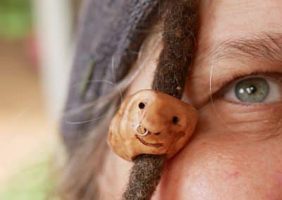 Dreadwichtel aus Baumperle mit Nasenpiercing