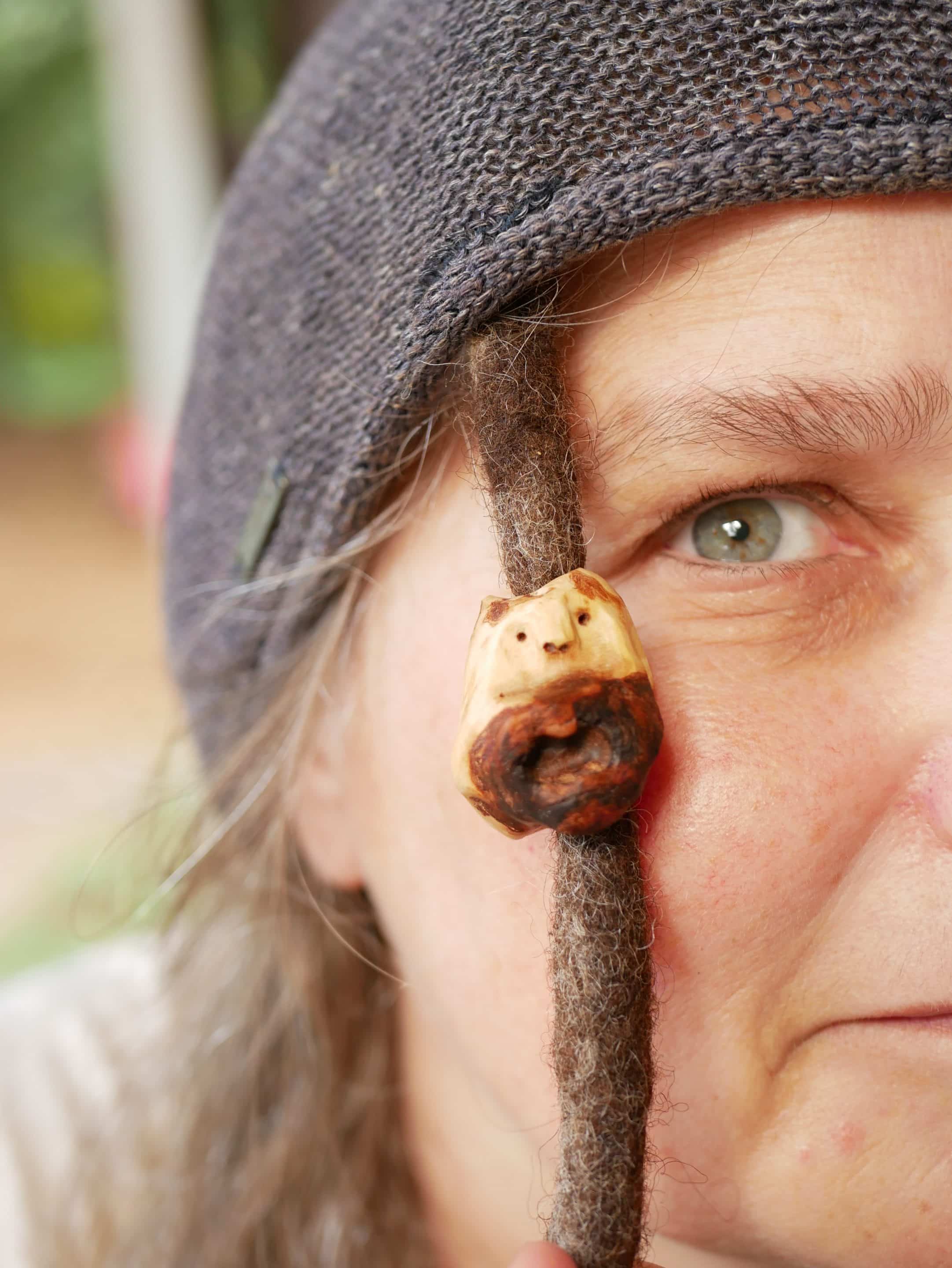Dreadwichtel aus Baumperle mit Nasenpiercing