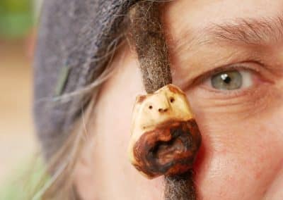 Dreadwichtel aus Baumperle mit Nasenpiercing