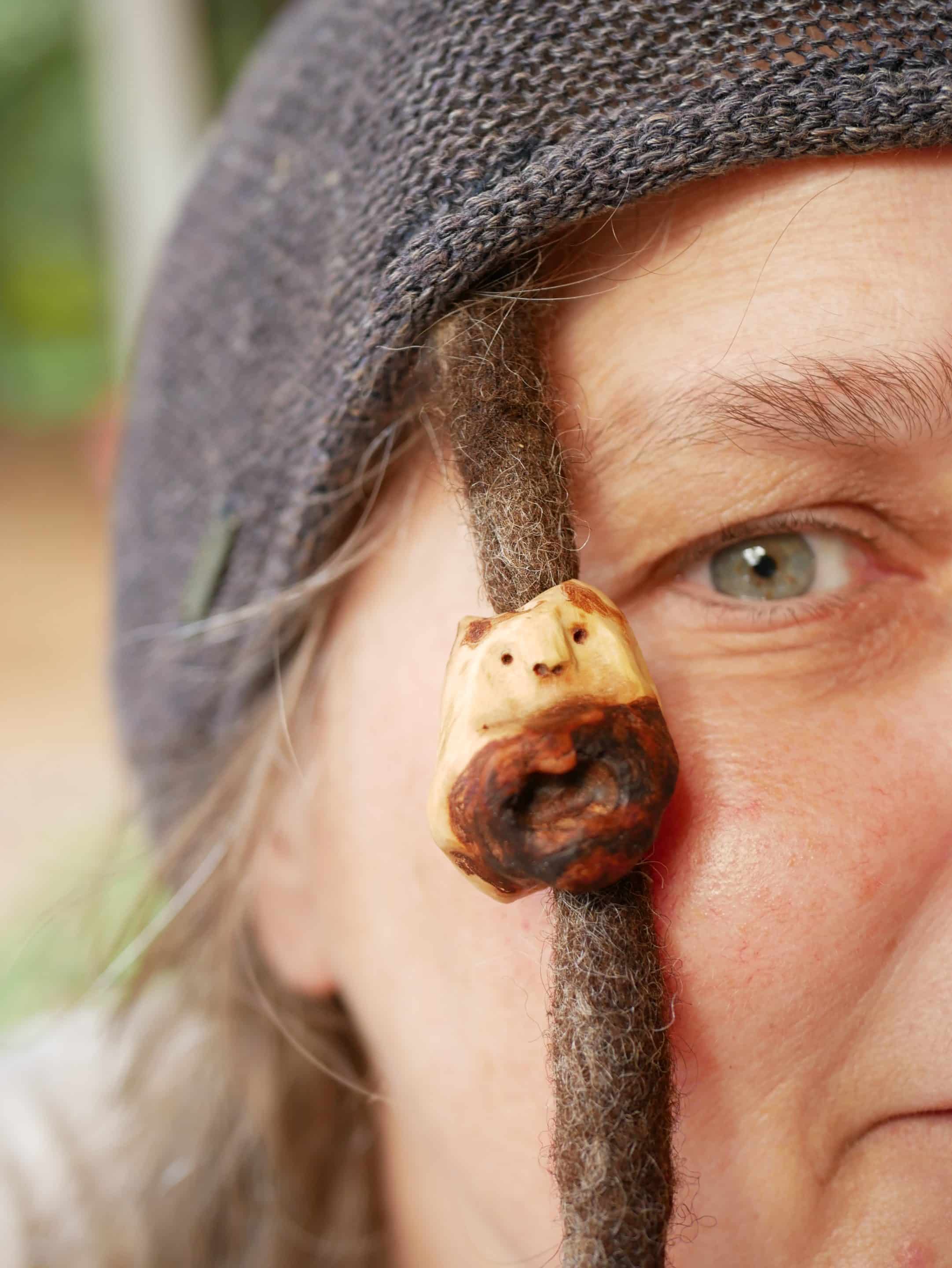 Dreadwichtel aus Baumperle mit Nasenpiercing