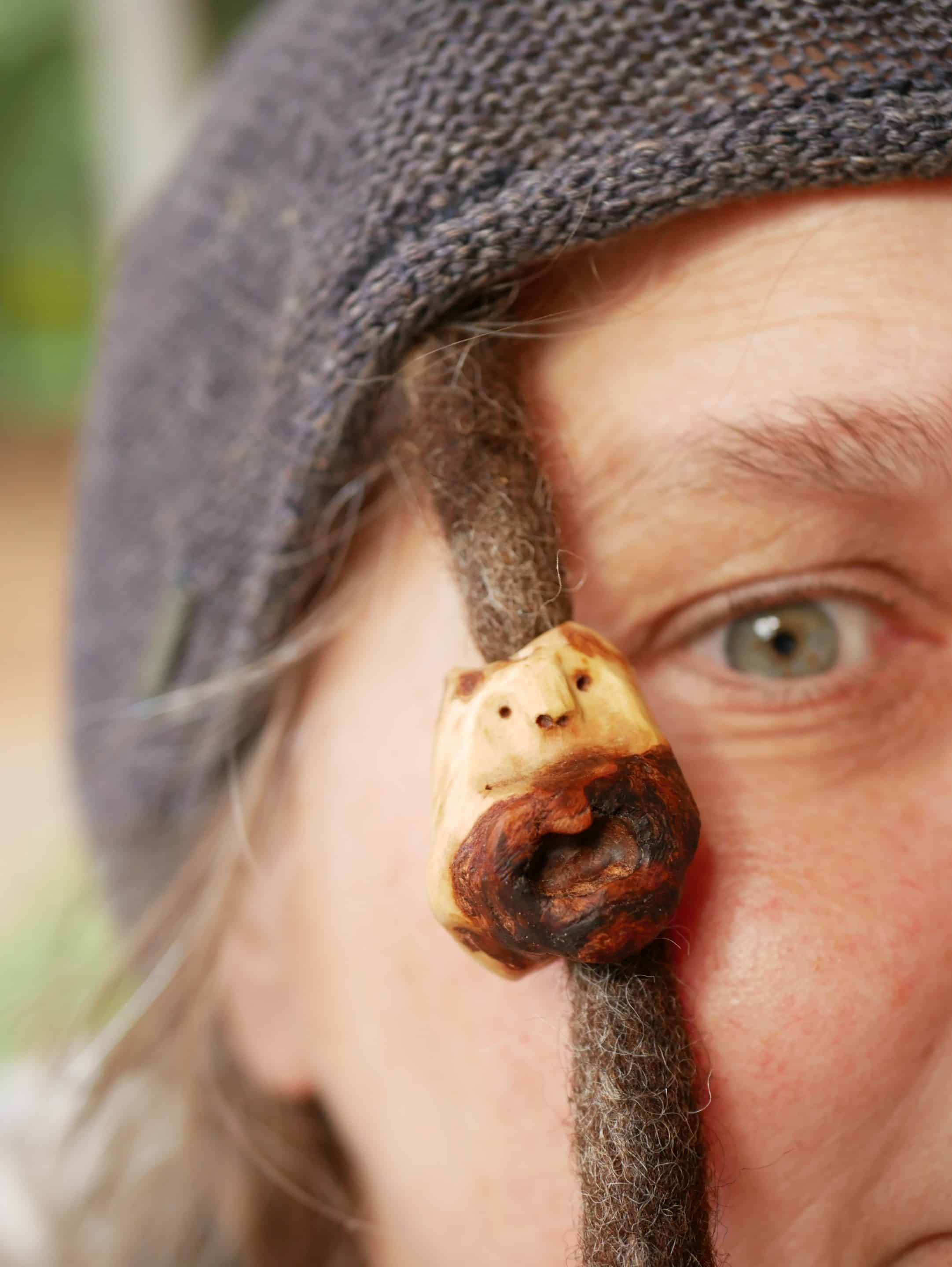 Dreadwichtel aus Baumperle mit Nasenpiercing