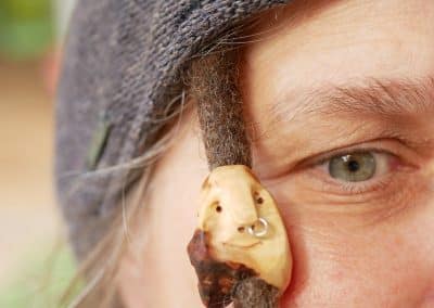 Dreadwichtel aus Baumperle mit Nasenpiercing