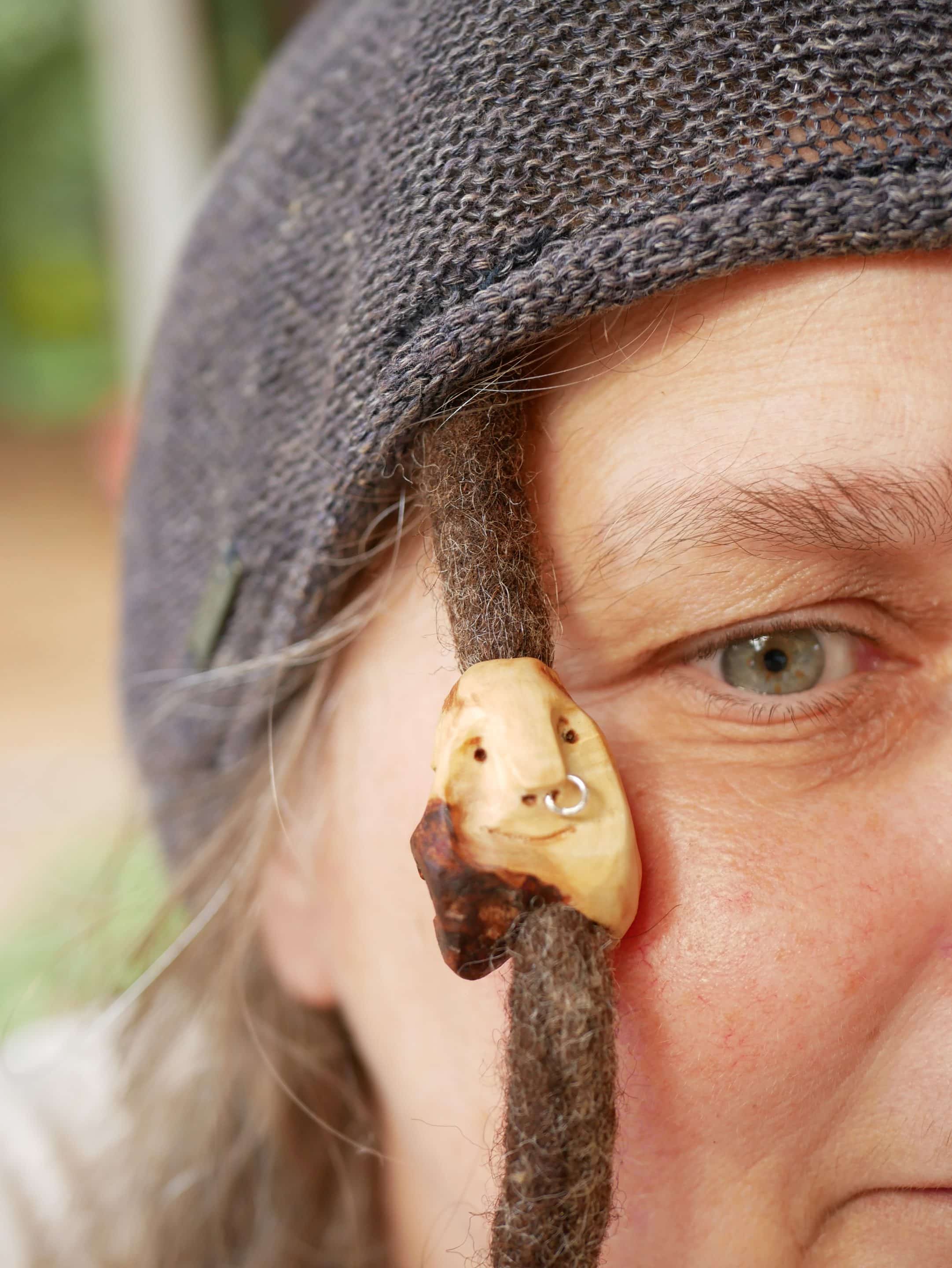 Dreadwichtel aus Baumperle mit Nasenpiercing