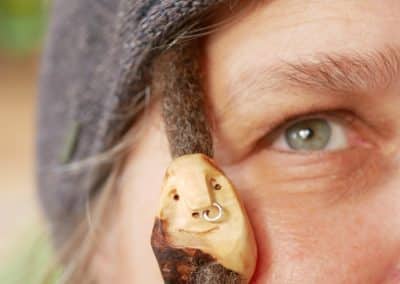 Dreadwichtel aus Baumperle mit Nasenpiercing