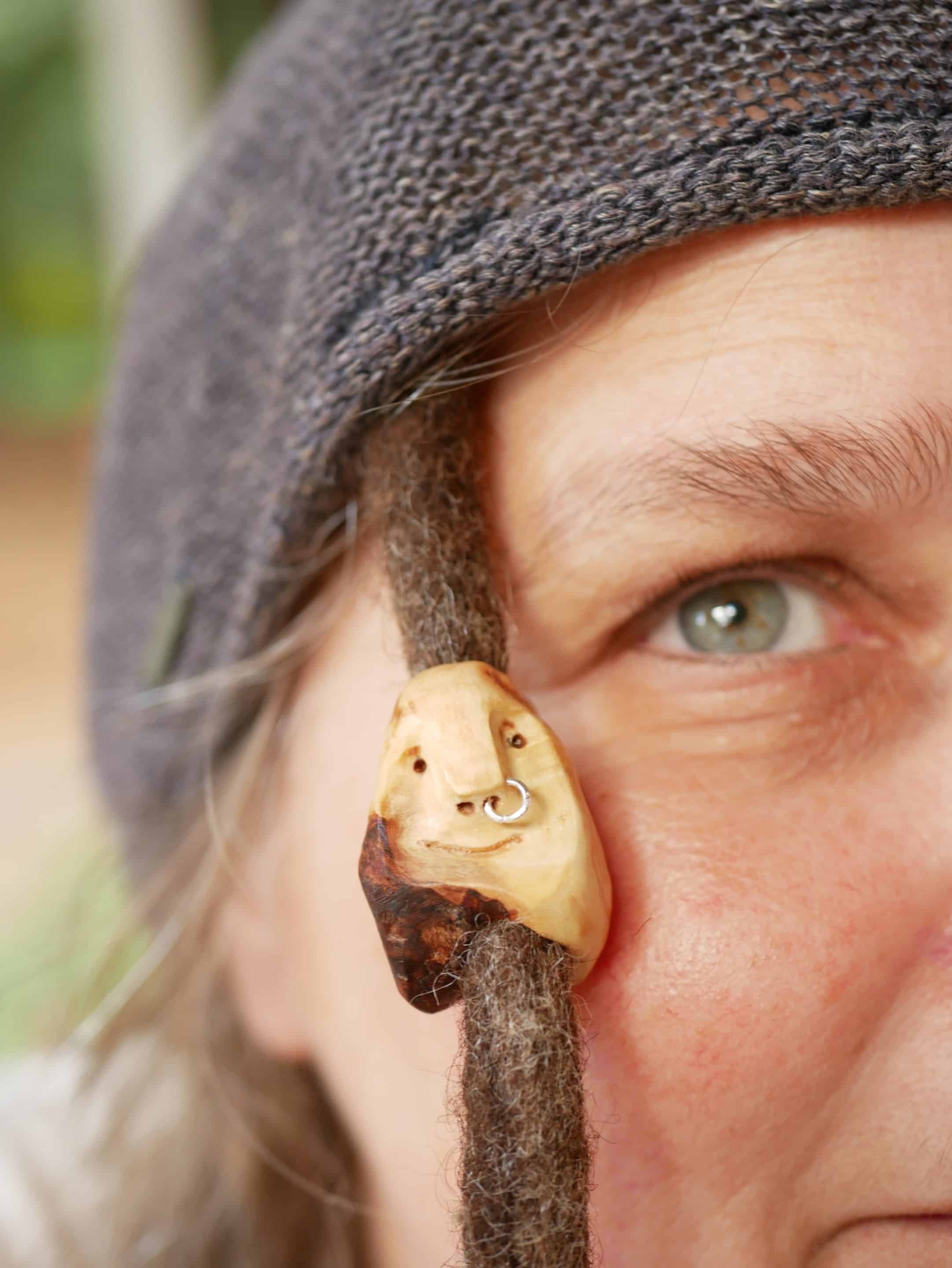 Dreadwichtel aus Baumperle mit Nasenpiercing