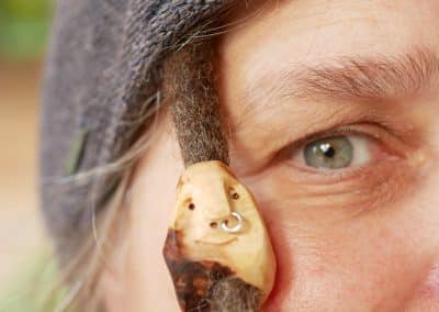 Dreadwichtel aus Baumperle mit Nasenpiercing
