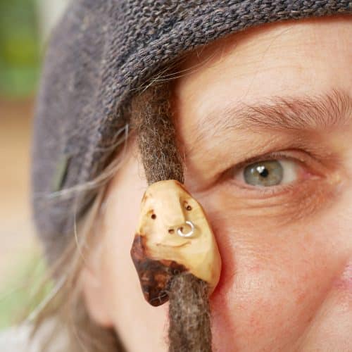 Dreadwichtel aus Baumperle mit Nasenpiercing