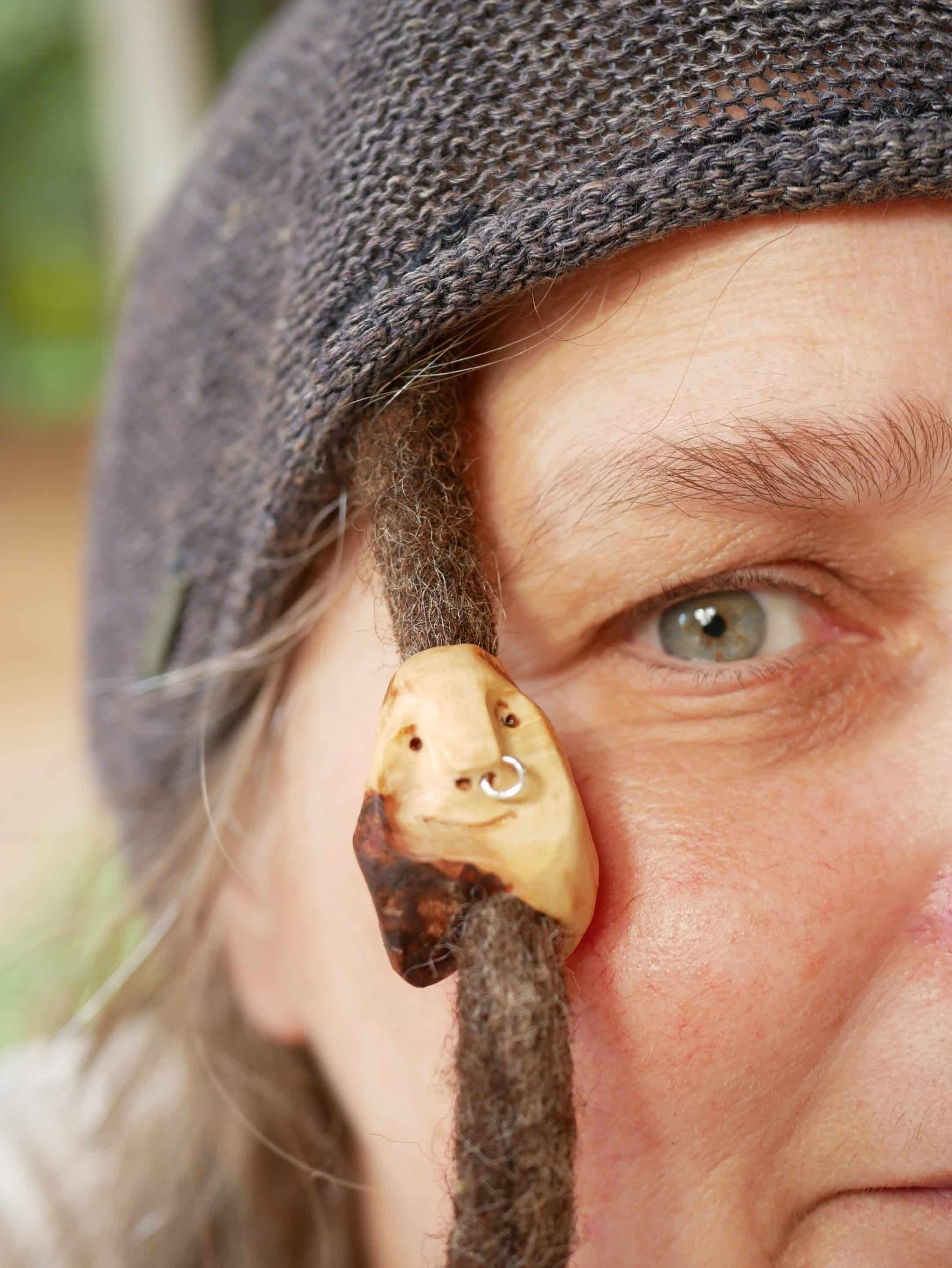 Dreadwichtel aus Baumperle mit Nasenpiercing