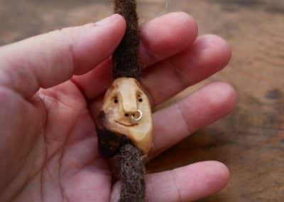 Dreadwichtel aus Baumperle mit Nasenpiercing