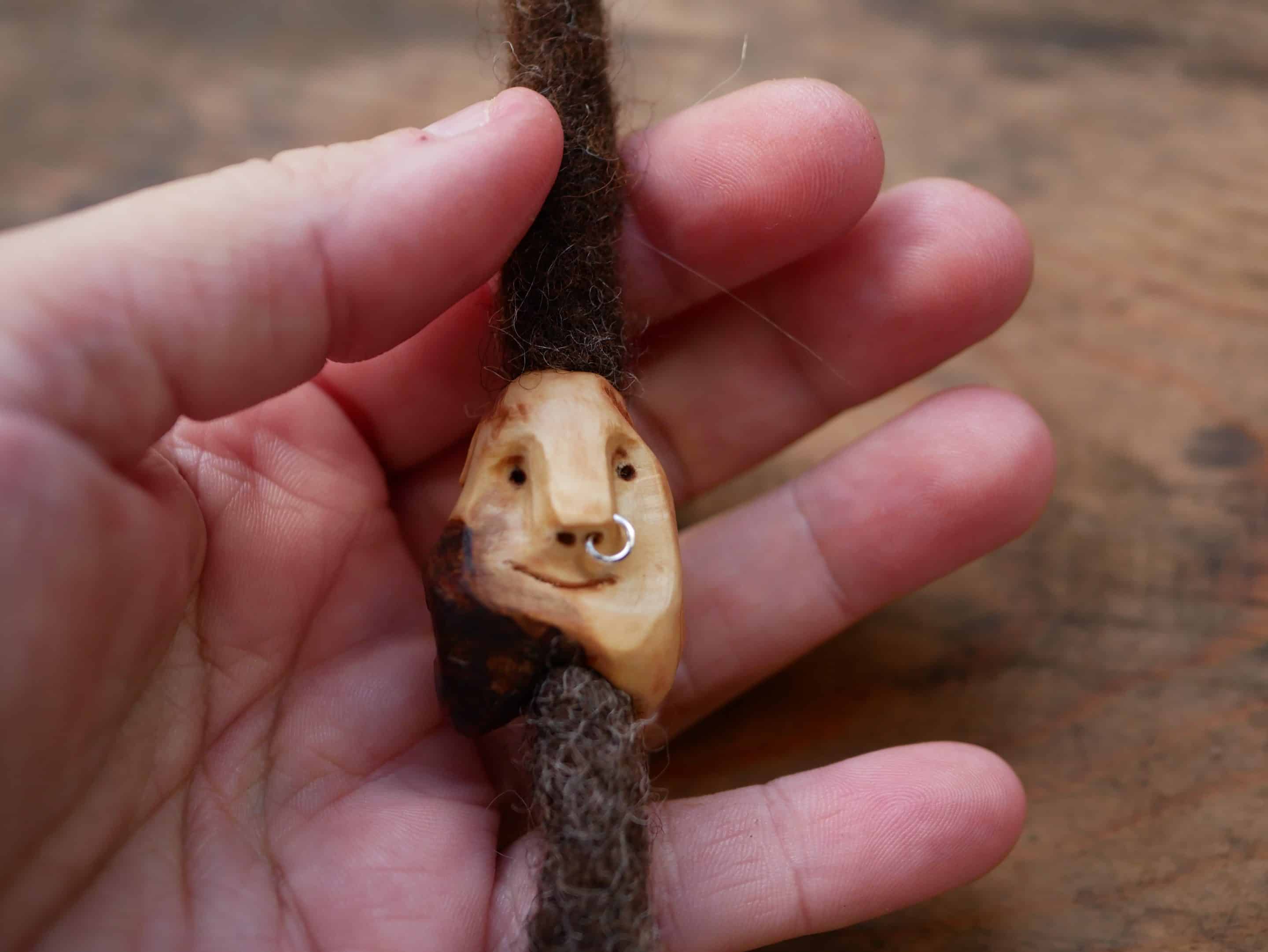 Dreadwichtel aus Baumperle mit Nasenpiercing