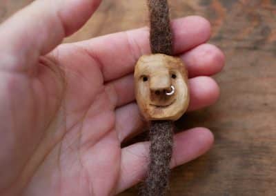 Dreadwichtel aus Baumperle mit Nasenpiercing