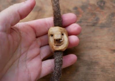 Dreadwichtel aus Baumperle mit Nasenpiercing