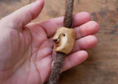 Dreadwichtel aus Baumperle mit Nasenpiercing