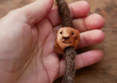 Dreadwichtel aus Baumperle mit Nasenpiercing