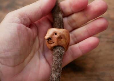 Dreadwichtel aus Baumperle mit Nasenpiercing