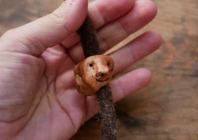 Dreadwichtel aus Baumperle mit Nasenpiercing