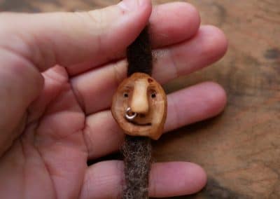 Dreadwichtel aus Baumperle mit Nasenpiercing