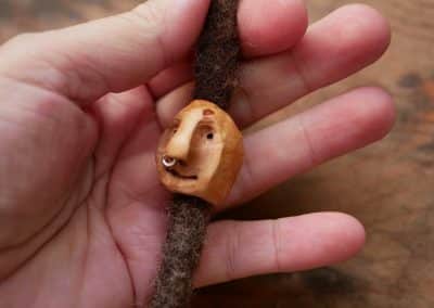 Dreadwichtel aus Baumperle mit Nasenpiercing