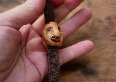 Dreadwichtel aus Baumperle mit Nasenpiercing