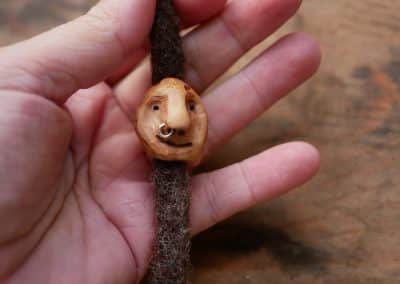 Dreadwichtel aus Baumperle mit Nasenpiercing