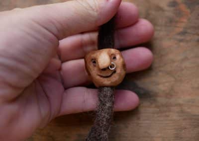 Dreadwichtel aus Baumperle mit Nasenpiercing