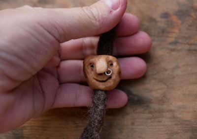 Dreadwichtel aus Baumperle mit Nasenpiercing