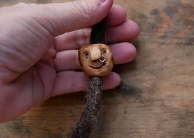 Dreadwichtel aus Baumperle mit Nasenpiercing