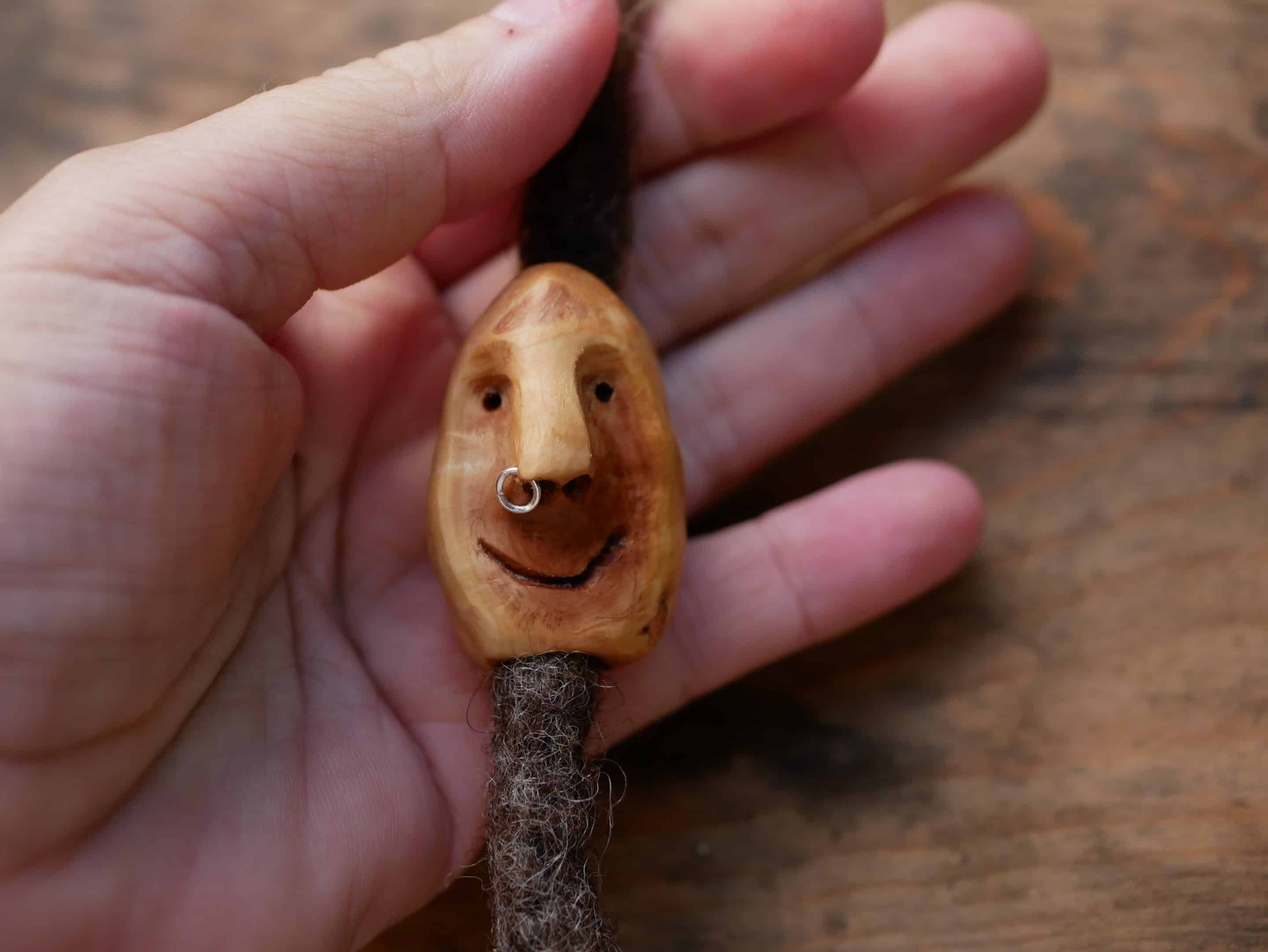 Dreadwichtel aus Baumperle mit Nasenpiercing