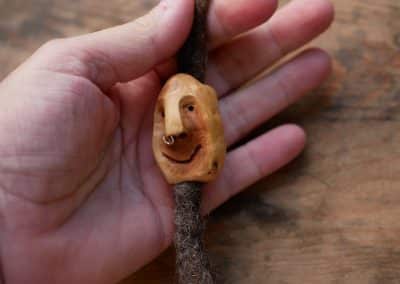 Dreadwichtel aus Baumperle mit Nasenpiercing