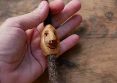 Dreadwichtel aus Baumperle mit Nasenpiercing