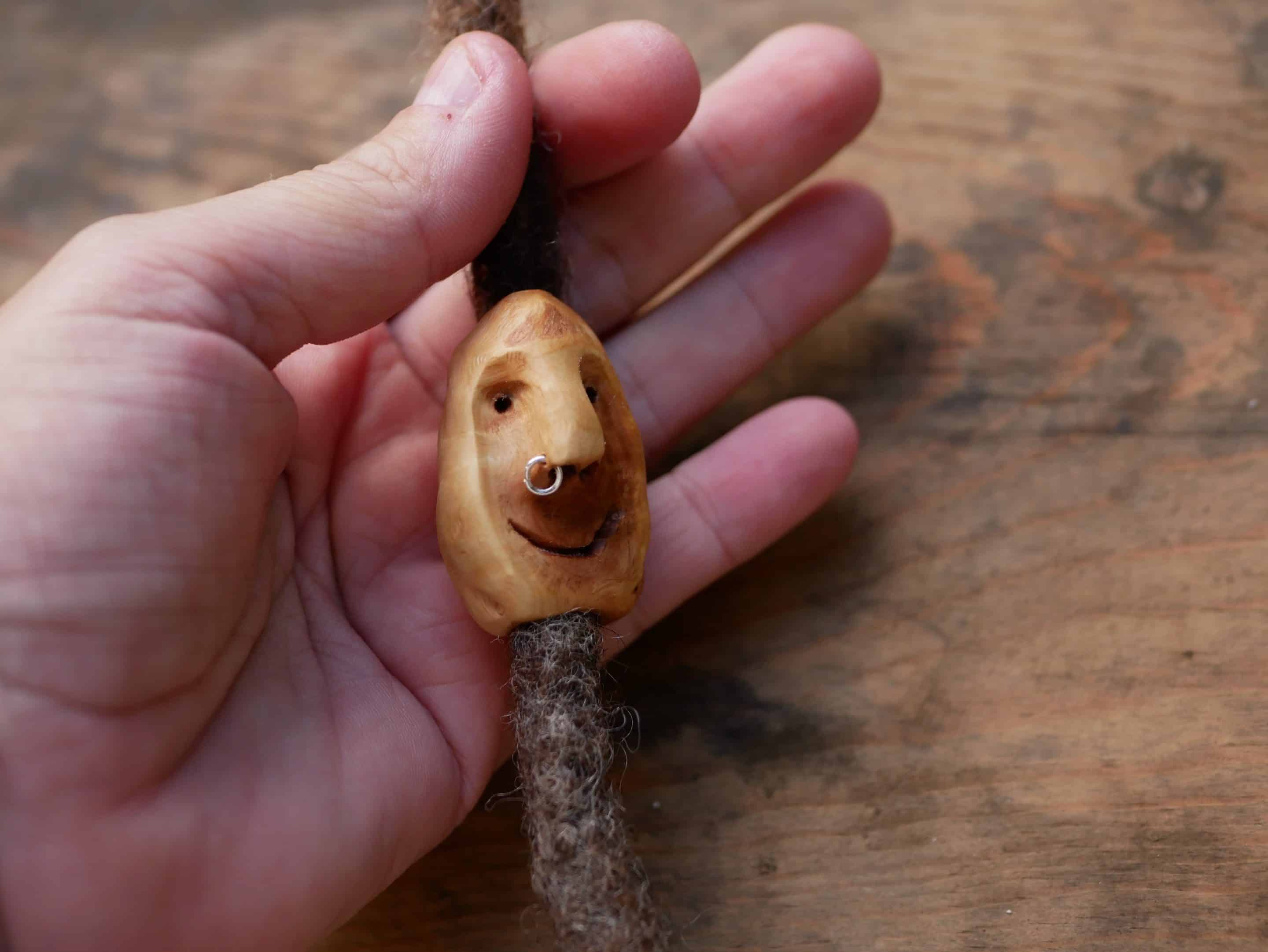 Dreadwichtel aus Baumperle mit Nasenpiercing