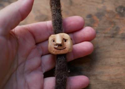 Dreadwichtel aus Baumperle mit Nasenpiercing