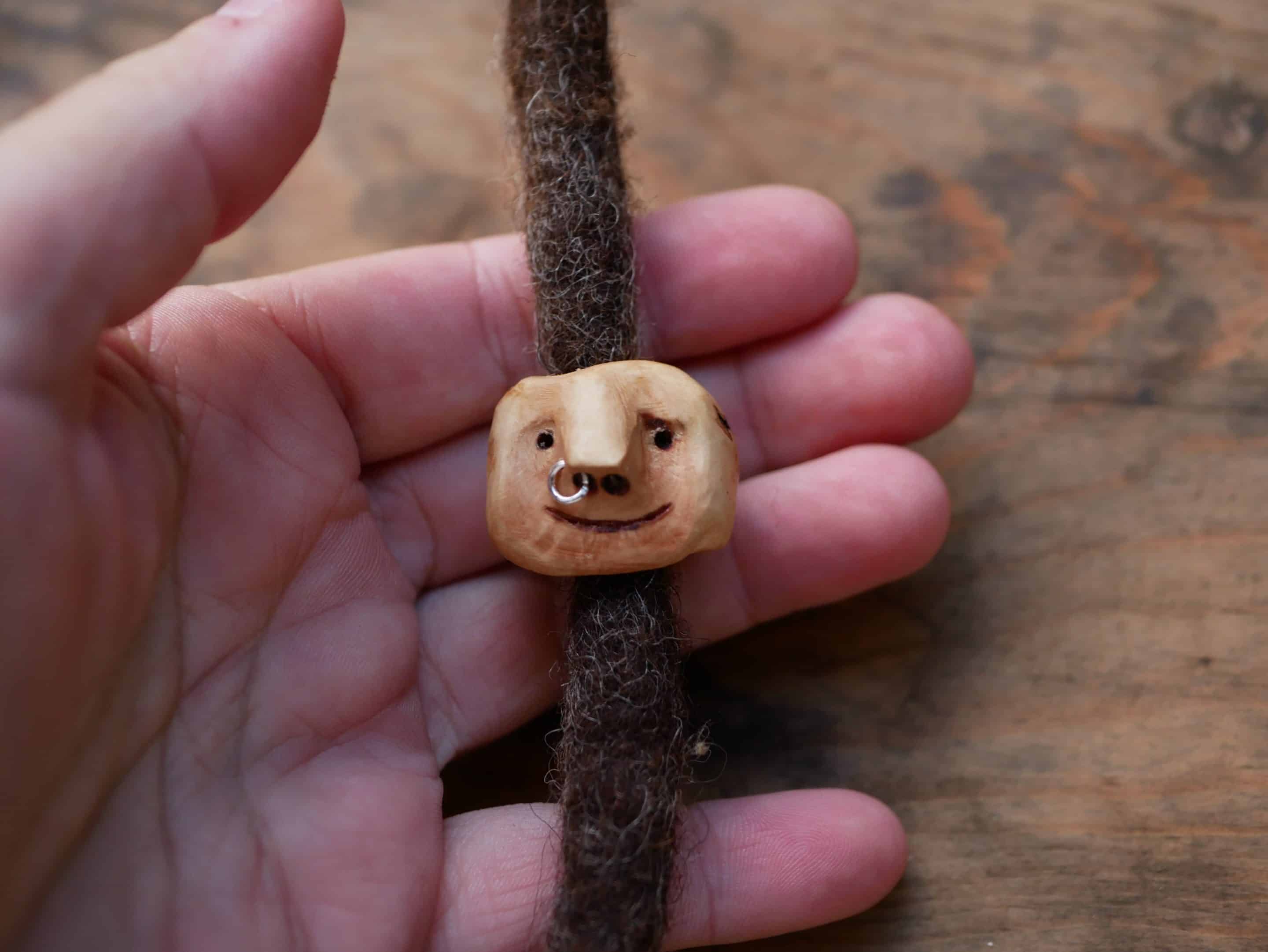 Dreadwichtel aus Baumperle mit Nasenpiercing