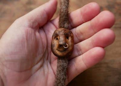 Dreadwichtel aus Baumperle mit Nasenpiercing